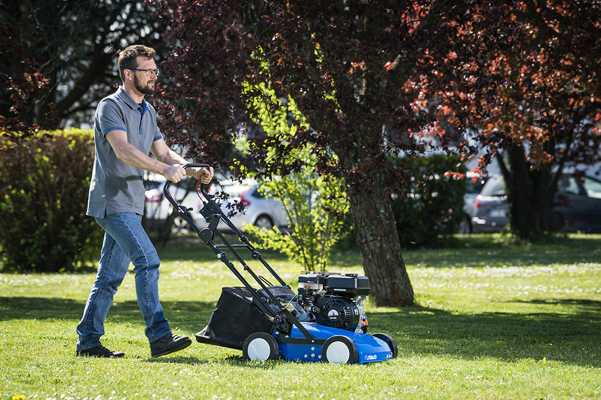 Scarifier et reboucher la pelouse